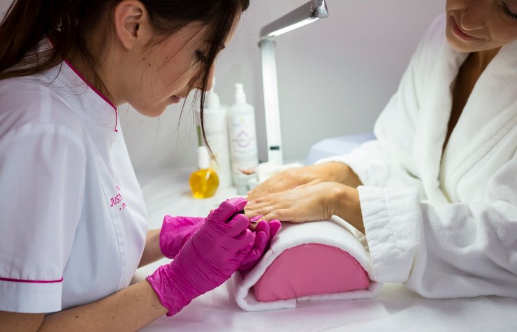 Manicure dall'estetista - CorrierediComo.it