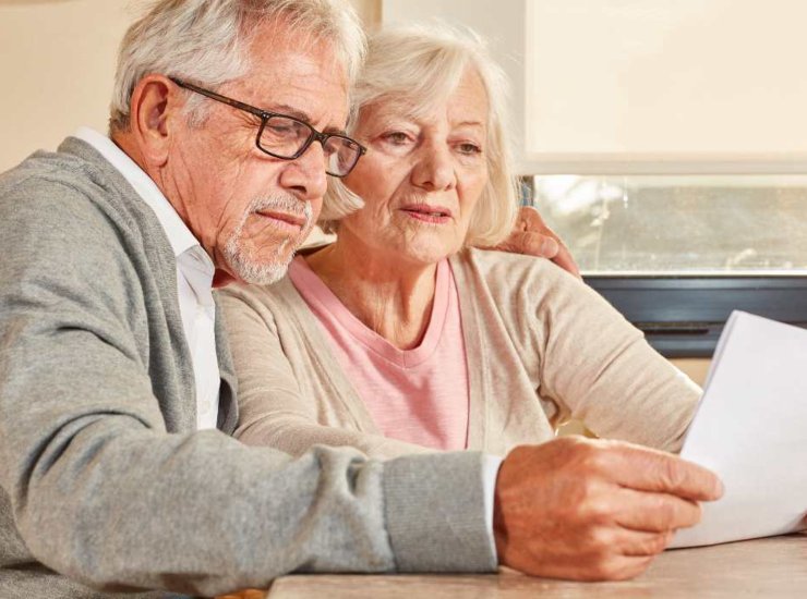 Coppia di pensionati controllano la pensione 