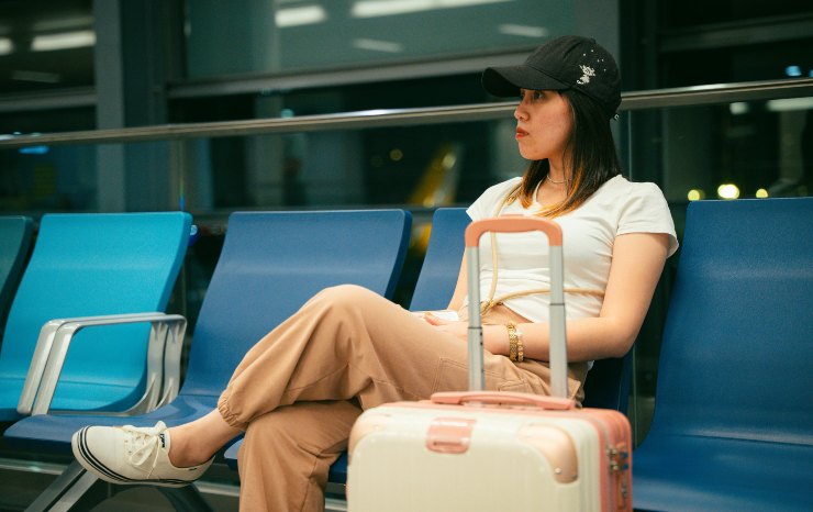 Viaggiatrice con il suo trolley - CorrierediComo.it
