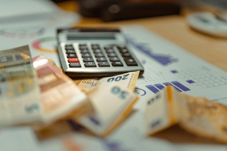 calcolatrice e banconote euro