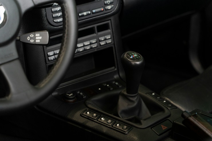 Interno auto, focus sul cambio marcia