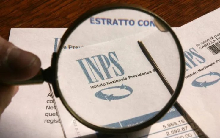 Lente d'ingrandimento su lettera INPS