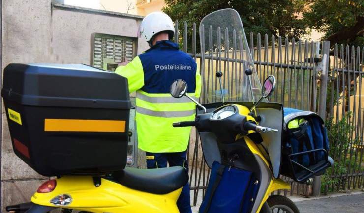 Postino che citofona per recapitare una raccomandata