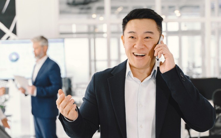 Uomo felice durante una telefonata 