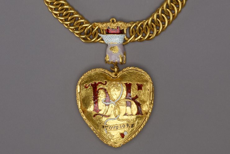 ciondolo d’oro a forma di cuore, inciso con i simboli di Enrico VIII e Caterina d'Aragona 