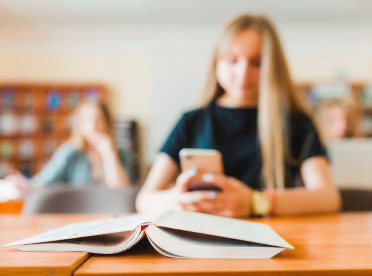 telefono a scuola- freepik -corrieredicomo.it