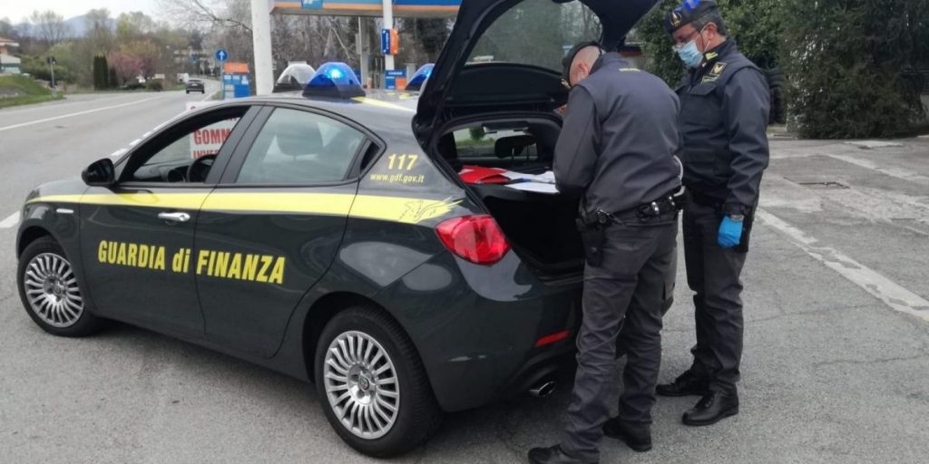 Castelnuovo Bozzente, fugge al posto di blocco. Giovane fermato e multato dalle fiamme gialle