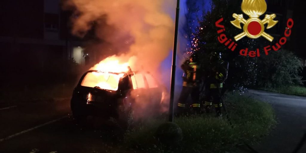 Auto in fiamme in via di Vittorio