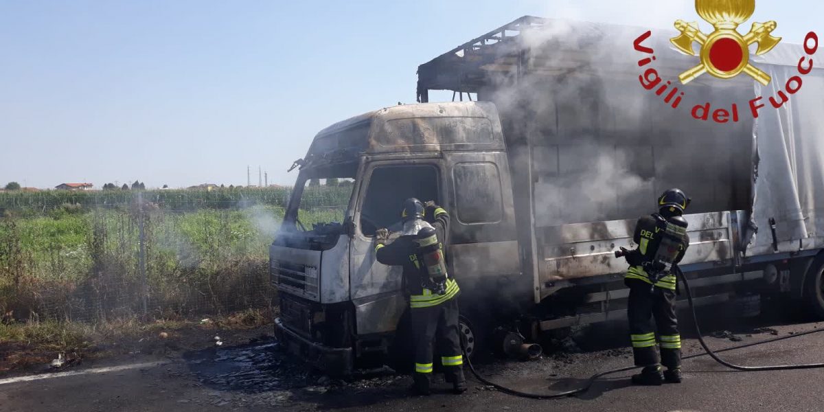Camion in fiamme a Cermenate: chiusa per 45 minuti la Milano-Meda