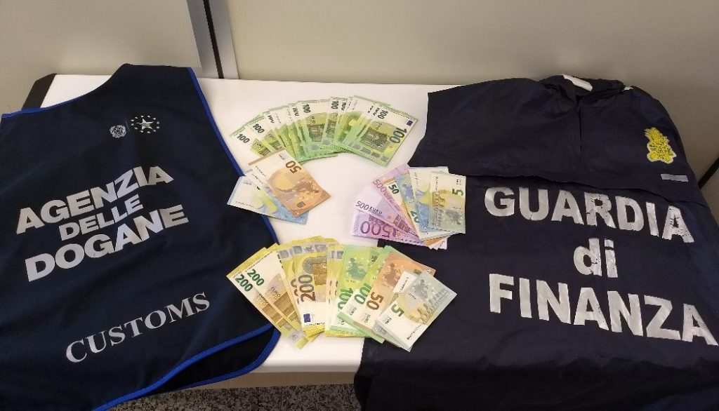 In dogana senza dichiarare 77 mila euro: sanzionati due cittadini tedeschi e un italiano