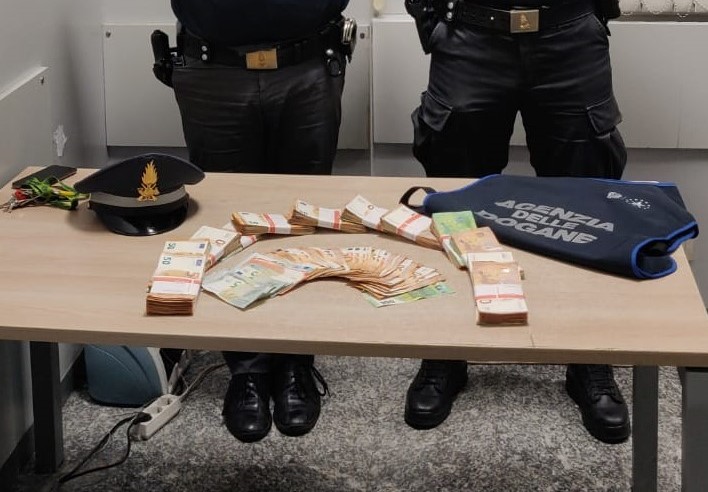Ristoratore nasconde nell’auto 62 mila euro: sequestro al valico di Brogeda