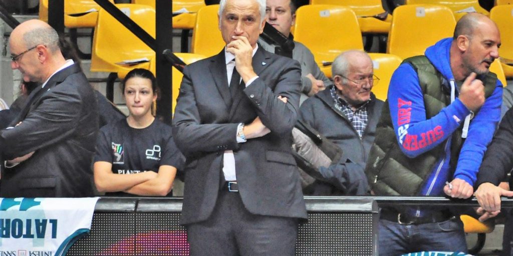 Basket, Cantù debutta a Bologna contro le “Vu nere”