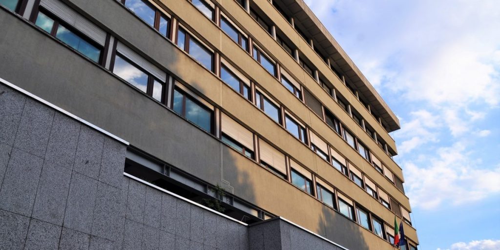 Non dichiara che il figlio lavora e chiede il reddito di cittadinanza: denunciato