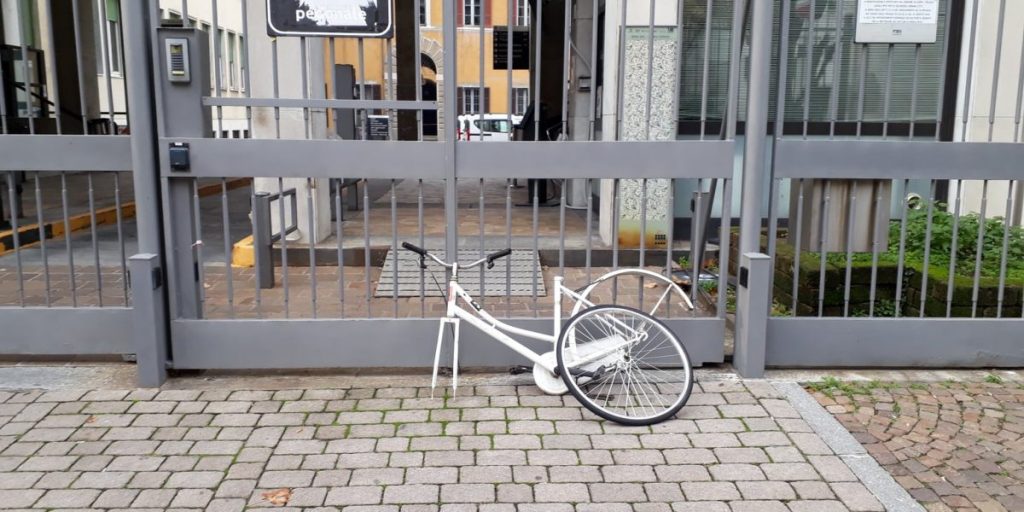 Città sporca e biciclette abbandonate. Per Como Pulita ancora al lavoro