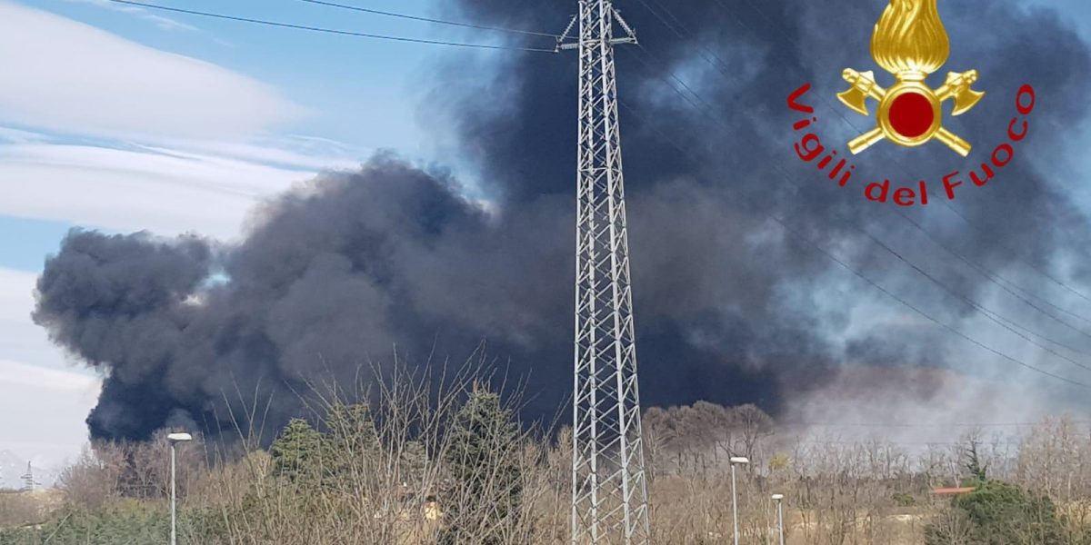 L’incendio alla discarica di Mariano Comense: il filmato