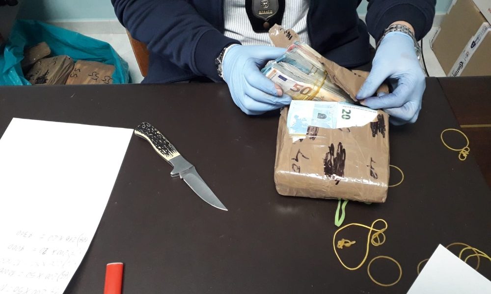 1,5 milioni euro sotto il tir, 2 arresti