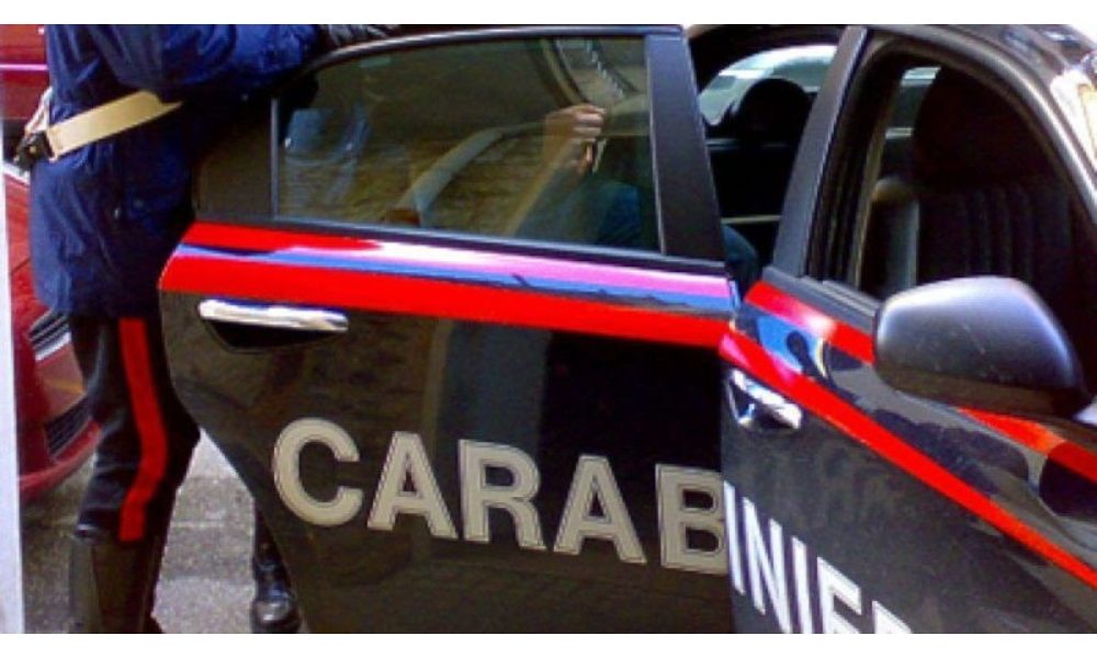 15enne danneggia con manganello palazzo