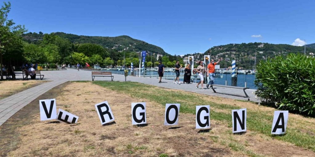 Passeggiata a lago preda dell’incuria totale. Piantato un cartello con scritto “Vergogna”