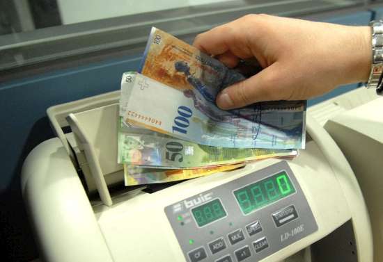 Mercato dei cambi, franco svizzero in altalena sull’euro, oggi ha perso lo 0,66%