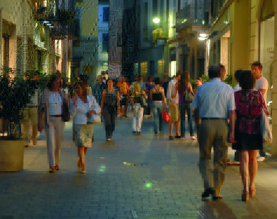 Centri commerciali chiusi la domenica, la proposta divide