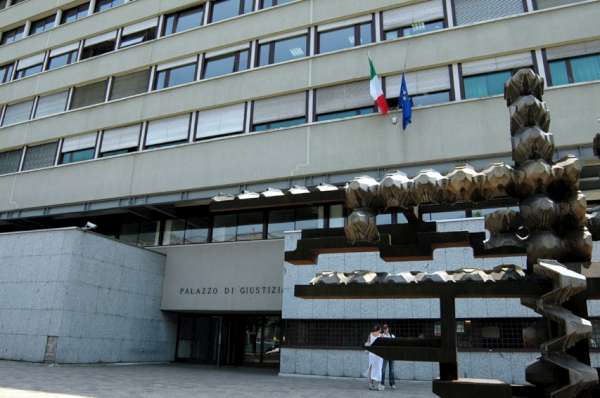 Analisi sospette: condannato consulente della Procura di Como
