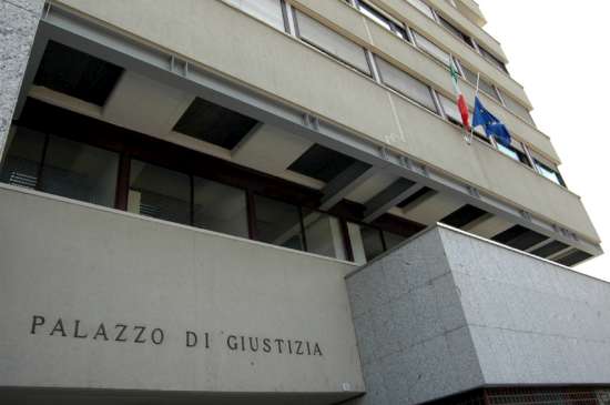 Como, ubriaco terrorizza i passeggeri dell’autobus. Condannato 21enne africano