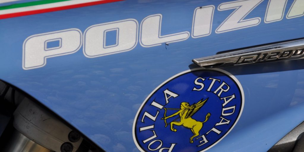 Fugge, lascia l’auto ma dimentica i documenti: denunciato e multato della Polizia stradale