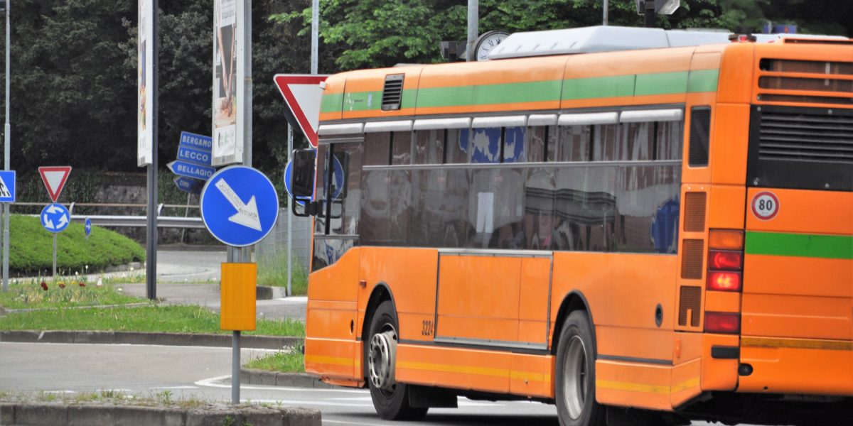 Autista del bus senza mascherina. Il rischio di contagio? «Paranoie»