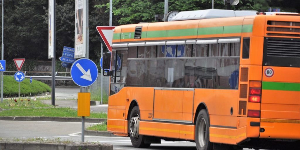 Autobus, da lunedì torna l’orario feriale scolastico