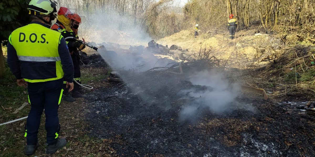 Bosco in fiamme a Cantù: in fumo 1.500 metri quadrati di verde