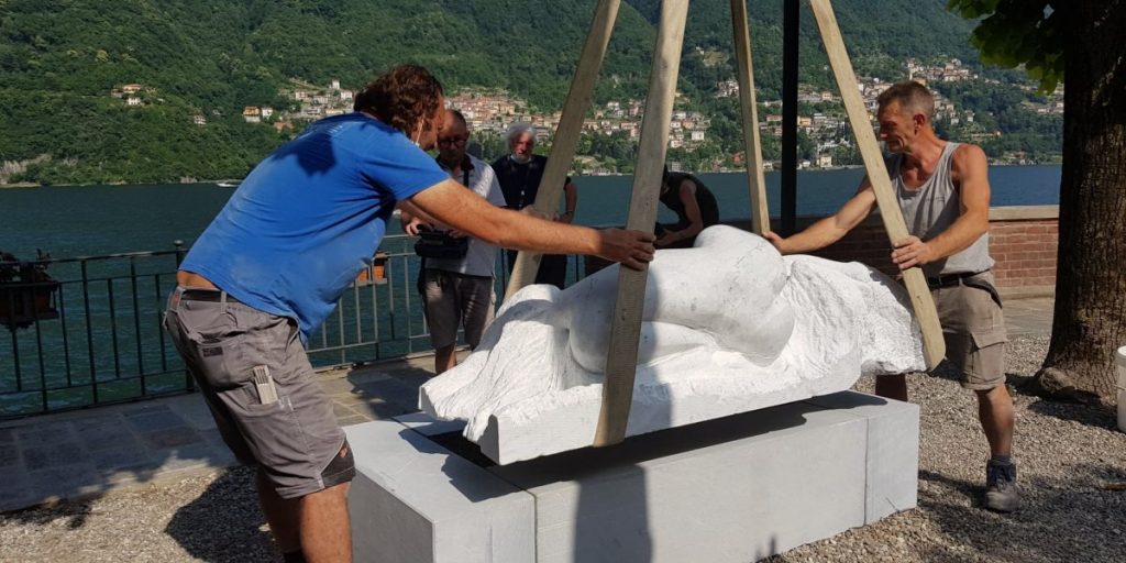 Massimo Clerici, scultura sul lungolago di Laglio