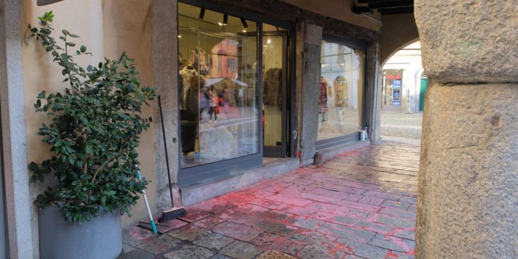 Raid vandalici contro tre pelliccerie, sostegno della categoria
