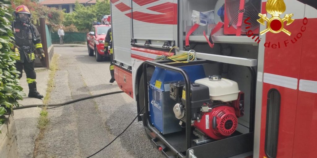 Incendio nel pomeriggio in un box di Mariano Comense