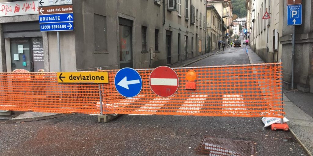 Incidente in città: divelta la centralina del semaforo di via Grossi. Strada chiusa