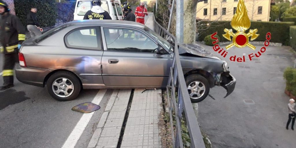 Rischia di precipitare con l’auto, paura per una 86enne