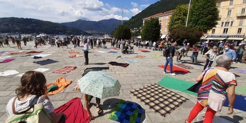 Como scende in piazza per i senzatetto