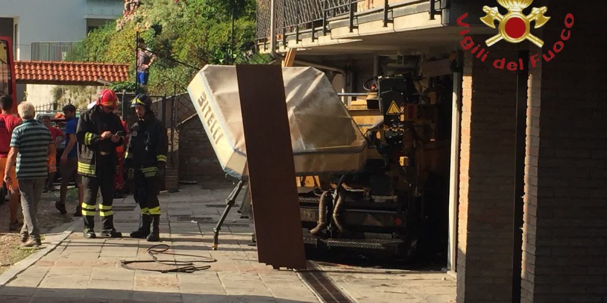 Incidente a Cantù: un mezzo di cantiere si infila in una palazzina