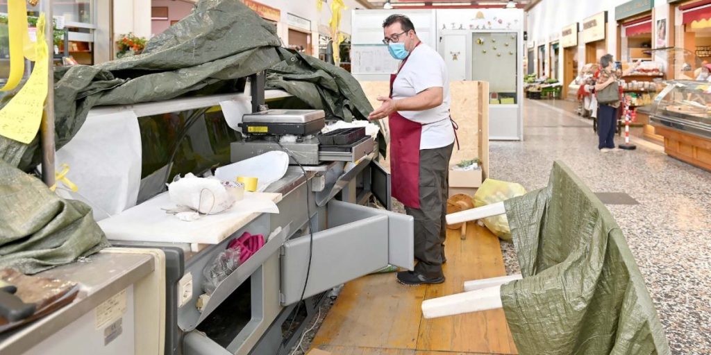 Indagine lampo dopo il colpo al mercato coperto. Le volanti individuano e denunciano un 43enne