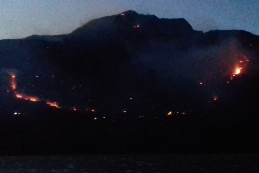 L’incendio dell’Altolago si sposta in Valchiavenna