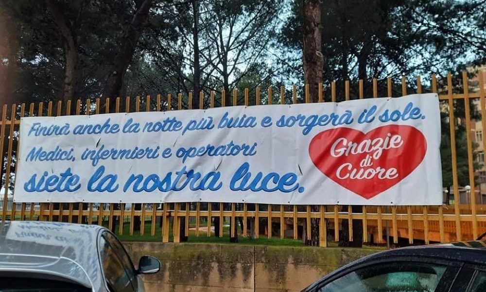 “Medici e infermieri, grazie”,scritta davanti Covid Hospital