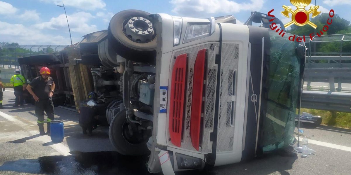 Lomazzo: Tir ribaltato sulla rampa di accesso alla A9