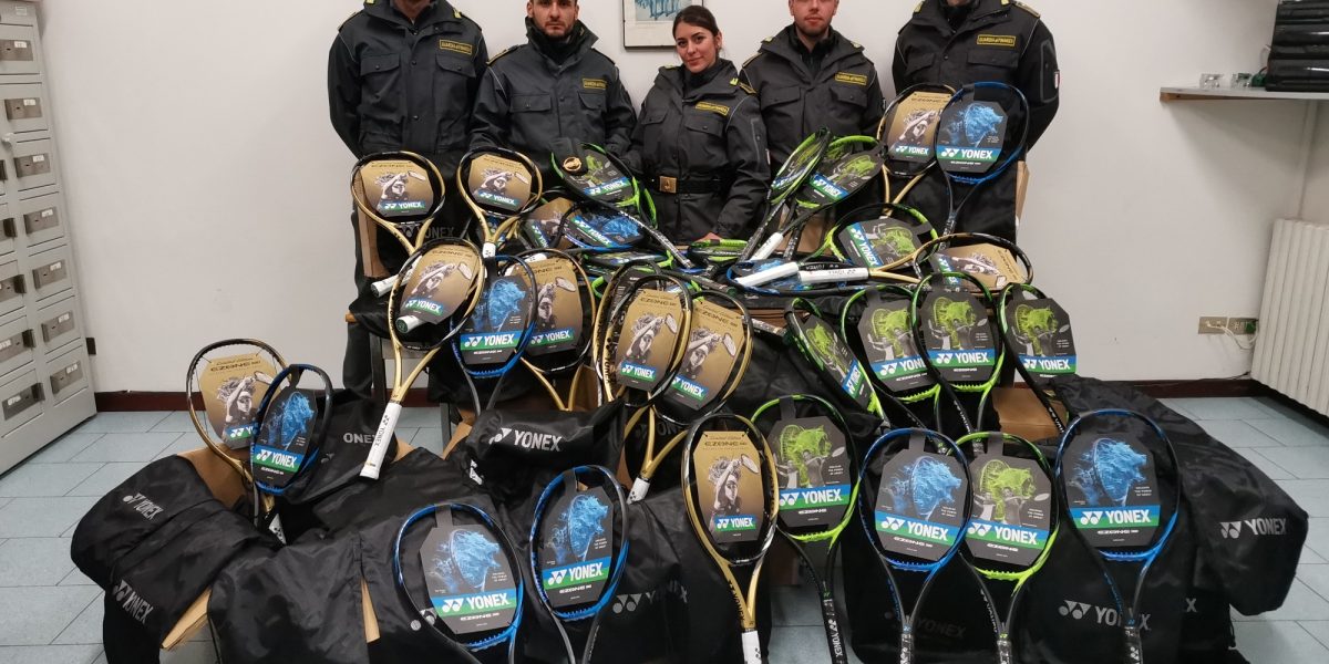 Contrabbando: la guardia di finanza sequestra 86 racchette da tennis