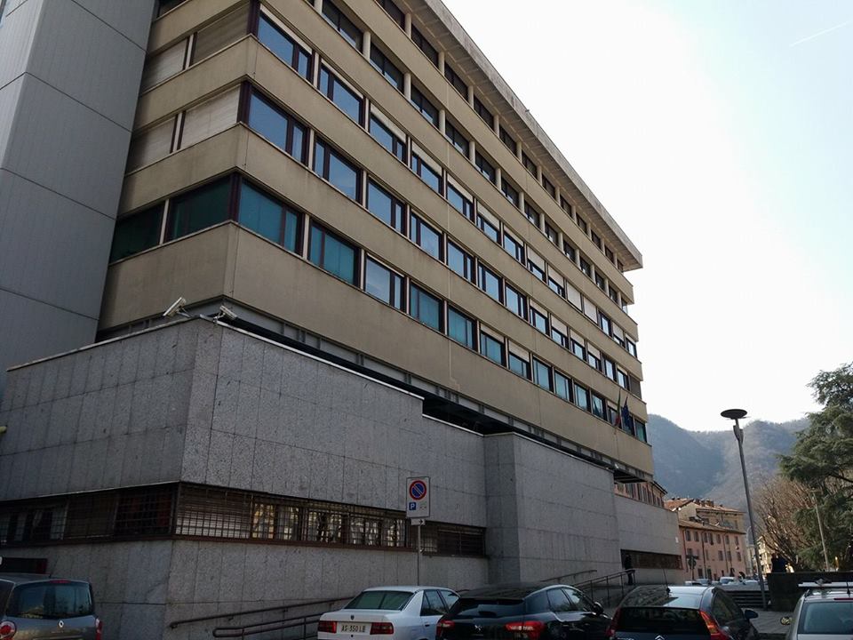 «Cinghiate e botte al figlio piccolo». Chiesti 8 anni in totale per i genitori