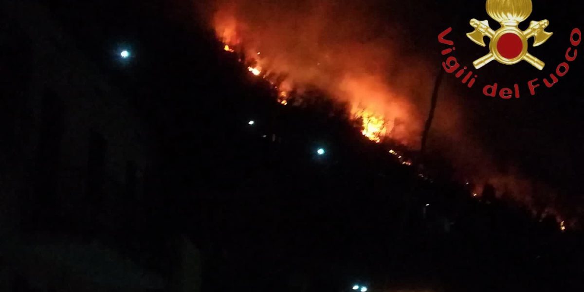 Nuovo incendio sul lago: bruciano i monti di San Siro. Elicotteri in volo