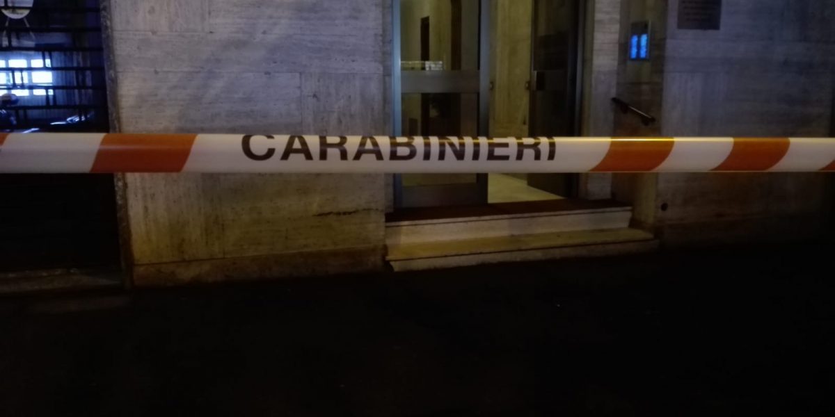 Allarme per una sparatoria in via Leoni, ma era un colpo di pistola partito per sbaglio. Nessun ferito