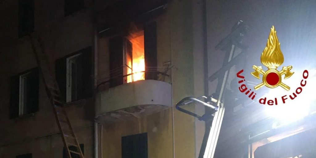 Incendio in una casa di via Scalabrini: il rogo devasta la cucina
