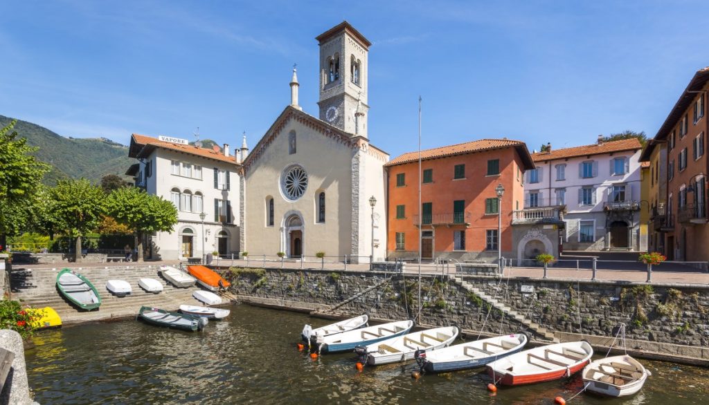 Le bandiere arancioni del Touring sul lago