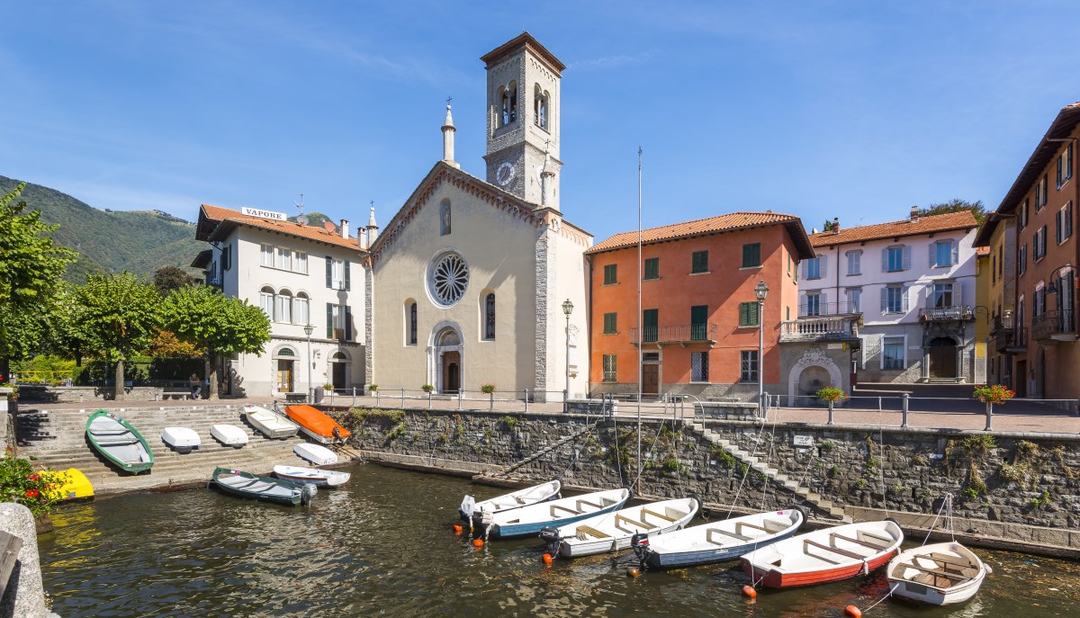 Le bandiere arancioni del Touring sul lago