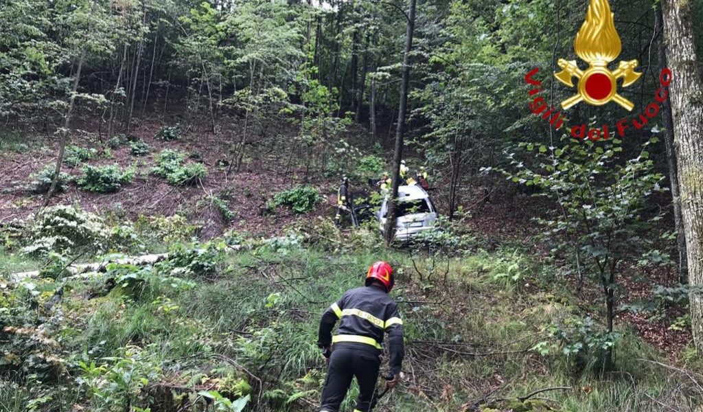 Con l’auto nella scarpata: grave anziano di Gravedona