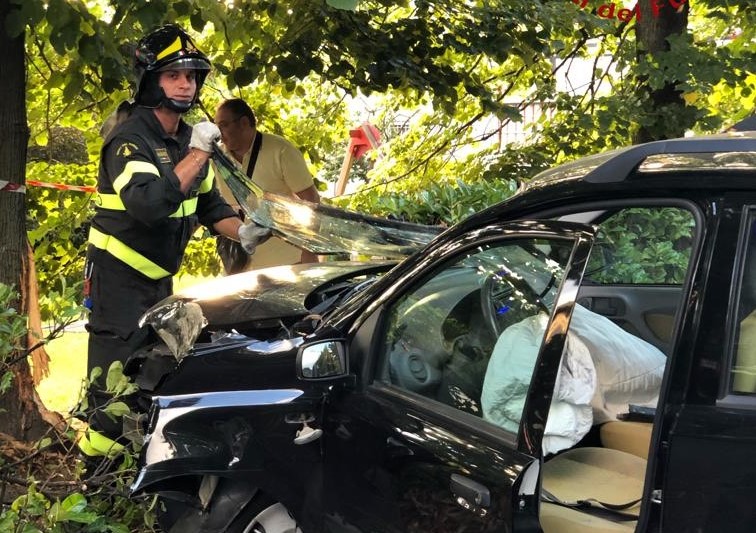 Esce di strada con l’auto: ragazzo di 23 anni ferito a Montano Lucino